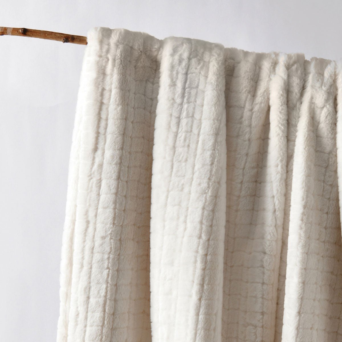 Bianca Tambar Natural Faux Fur Throw Rug 130 x 170 cm | Luxury home decor and furniture by Home Decor & Co